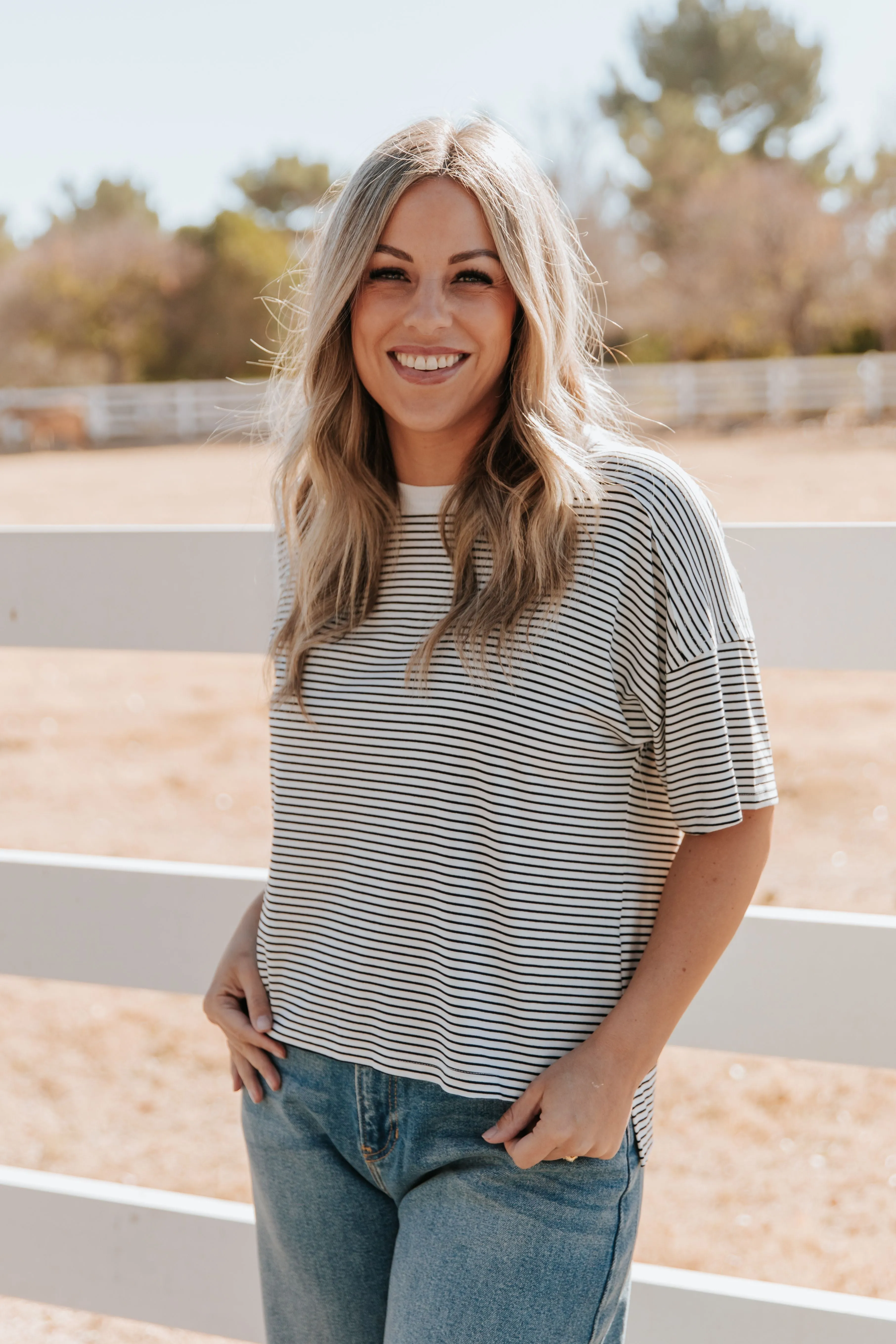 THE BRENNA BASIC STRIPED SHORT SLEEVE TOP IN BLACK