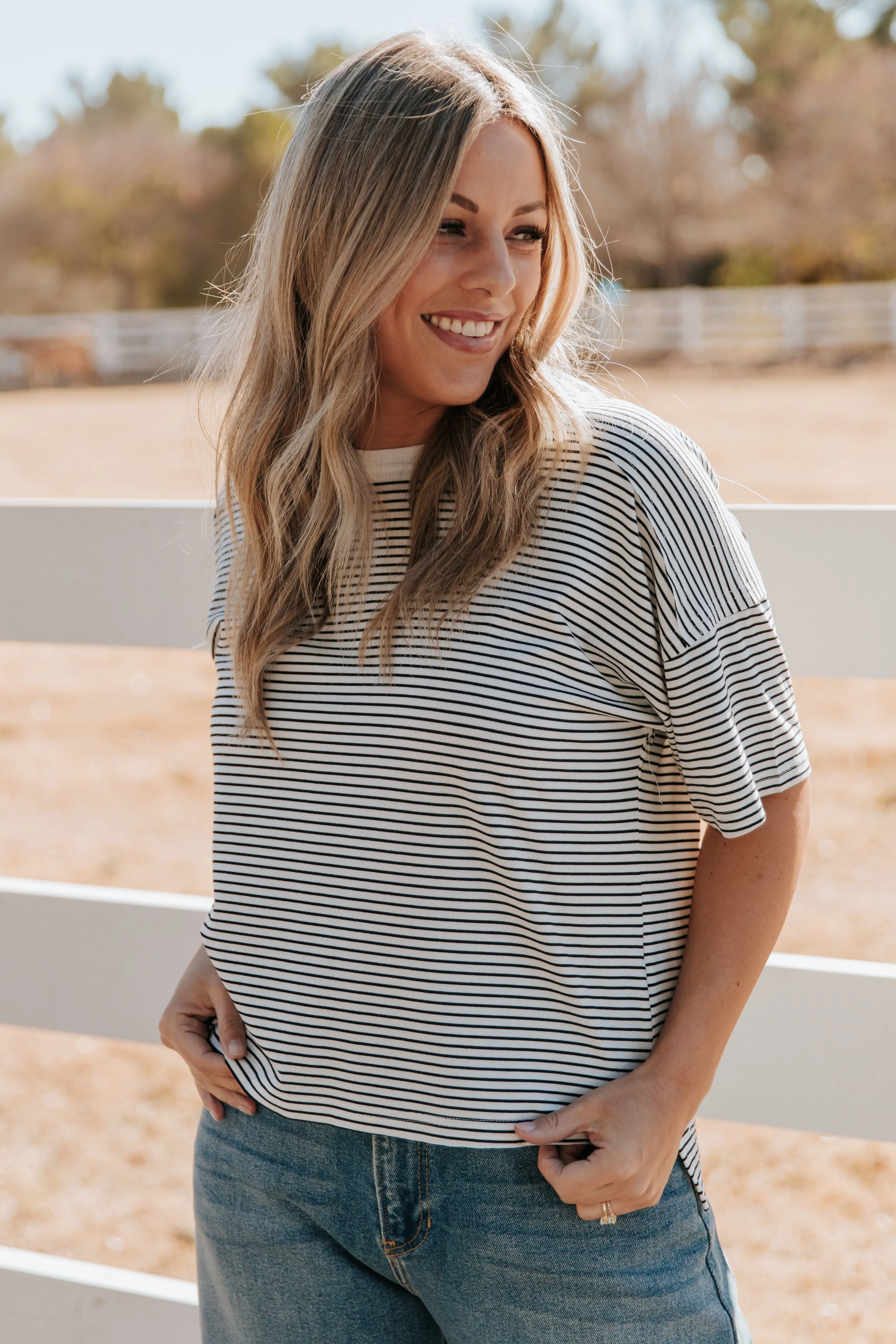 THE BRENNA BASIC STRIPED SHORT SLEEVE TOP IN BLACK