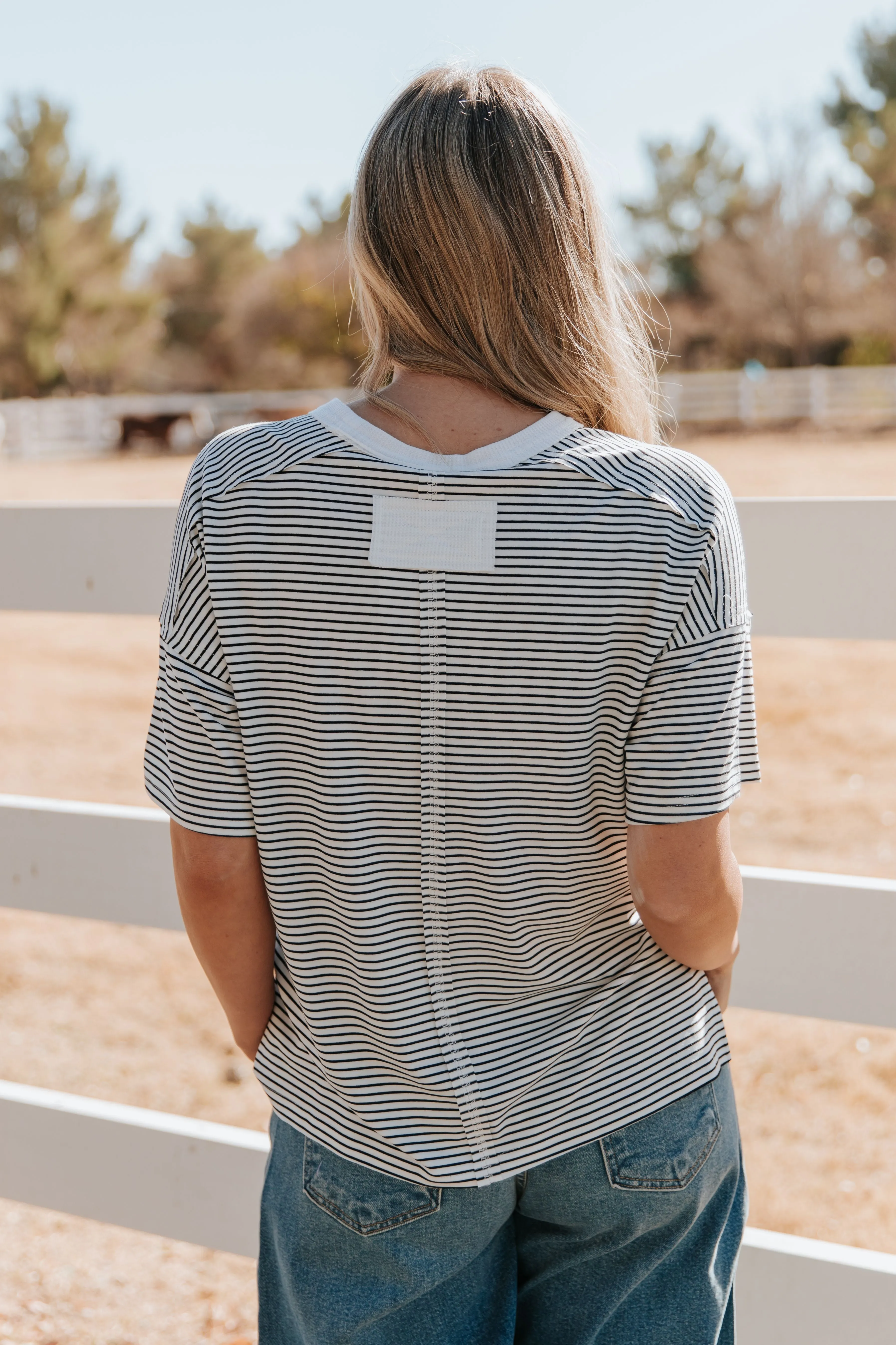 THE BRENNA BASIC STRIPED SHORT SLEEVE TOP IN BLACK